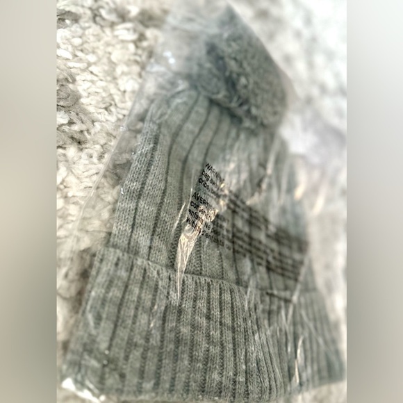 ?MICHAEL KORS??NWT?GRAY RIBBED KNIT BEANIE HAT WITH POM main image 12